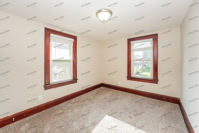 Building Photo - 547 E Ford Ave