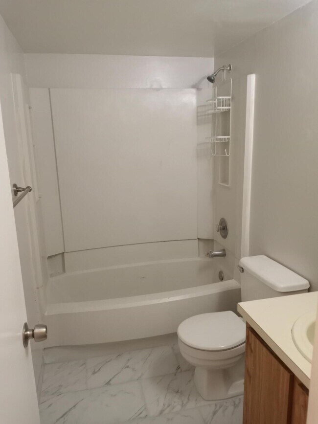 Building Photo - 2771 Riverside Dr