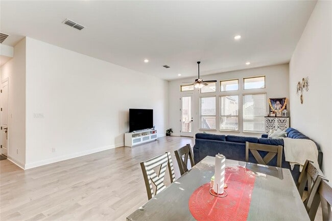 Building Photo - 2824 Stone Branch Dr