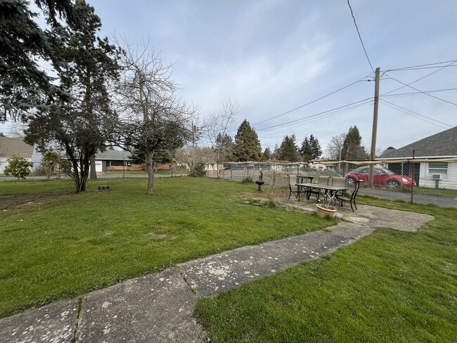 Building Photo - Updated Single-Level 3BD/2BA Home with Stainless Appliances, Expansive Yard & Flexible Layout