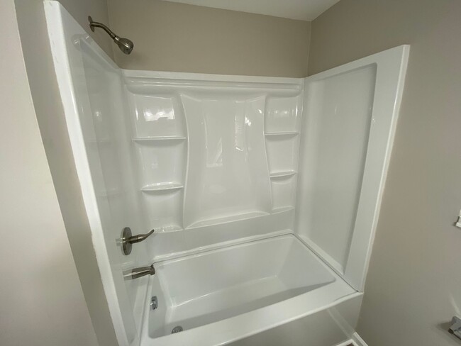 Building Photo - Updated 4 bed 2 bath minutes to Downtown C...