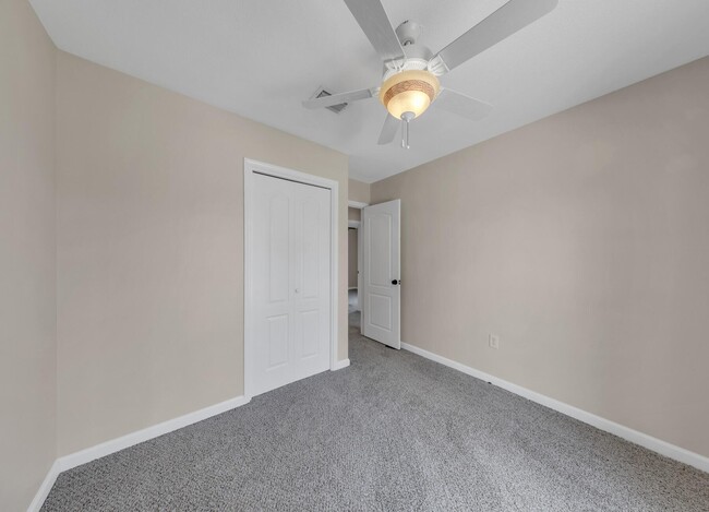 Building Photo - 702 Mayflower Ave