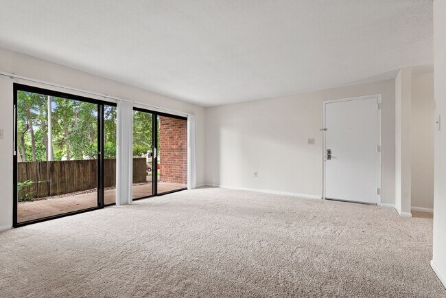 Building Photo - Bolinwood condo available May 1!  ! 3 beds, 2 baths in GREAT location in Chapel Hill!