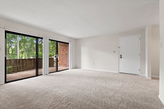 Building Photo - Bolinwood condo available mid-June!! 3 beds, 2 baths in GREAT location in Chapel Hill!