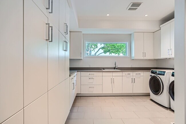 Building Photo - 14 S Grape St