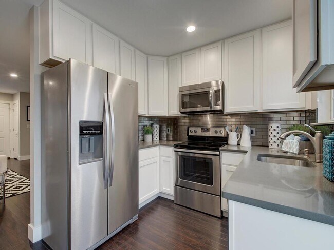 Building Photo - 202 S College St