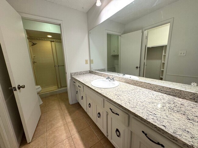 Building Photo - Gorgeous 3 bedroom 2.5 bathroom Duplex home!