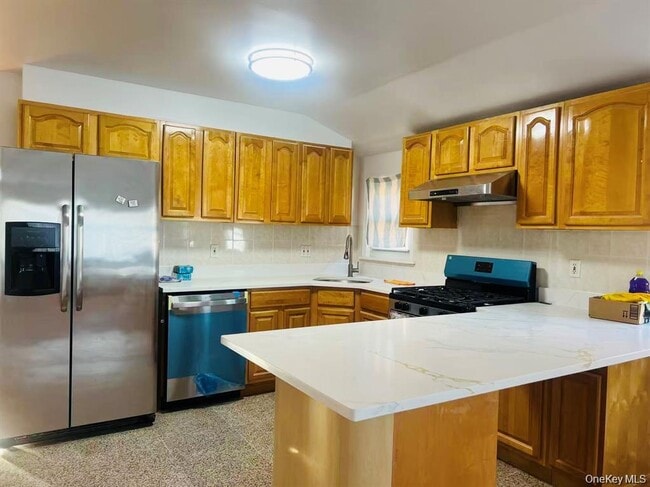 Building Photo - 64-48 Cloverdale Blvd