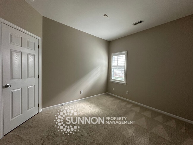 Building Photo - Charming 3-Bedroom Ranch with Sunroom & Wo...