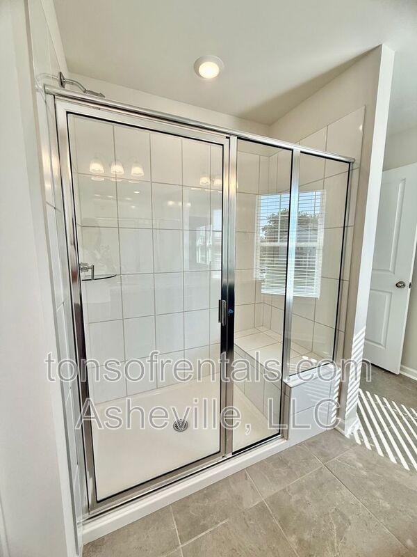 Building Photo - 216 Vly Breeze Rd
