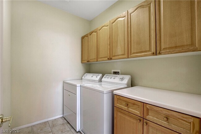 Building Photo - 251 Queens Ct