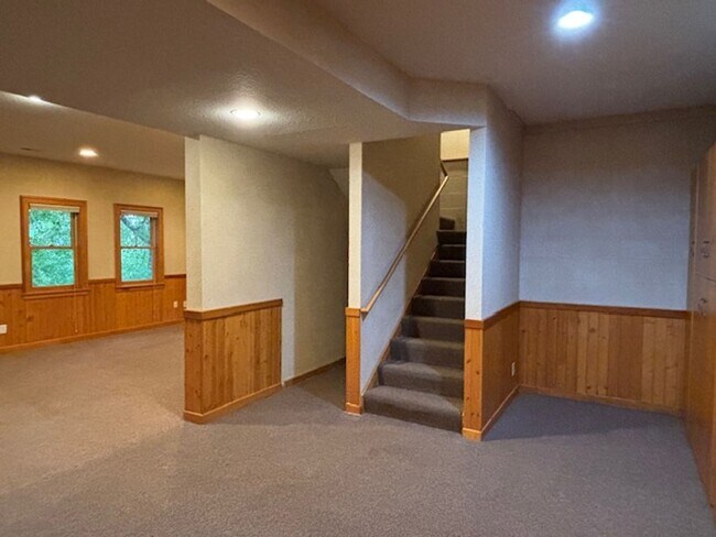 Building Photo - Spacious 4 BR/4 BA Single-Family Home in a...