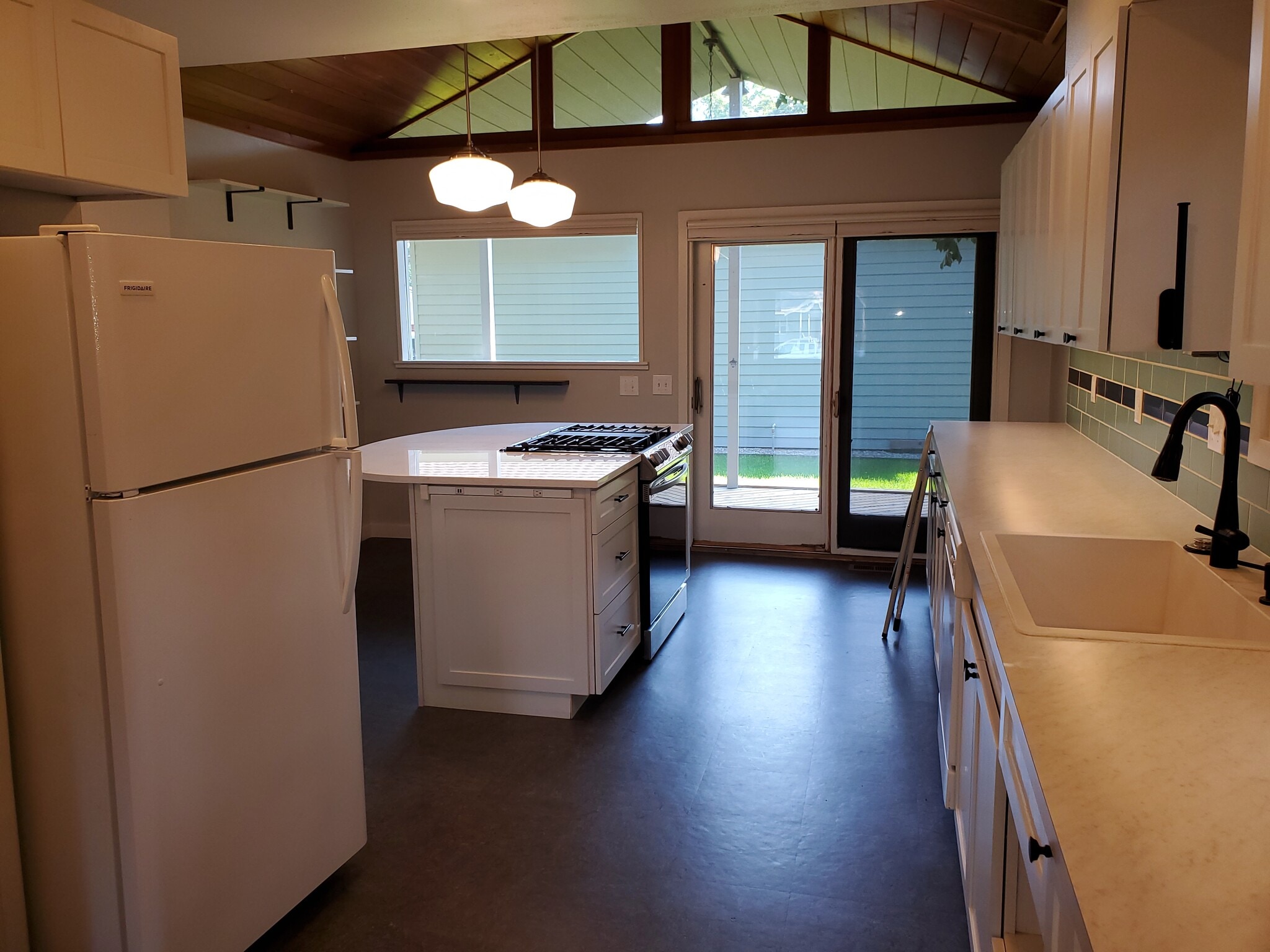 Island Kitchen - 911 W 19th Ave