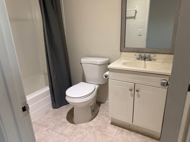 Building Photo - 22411 Del Valle St