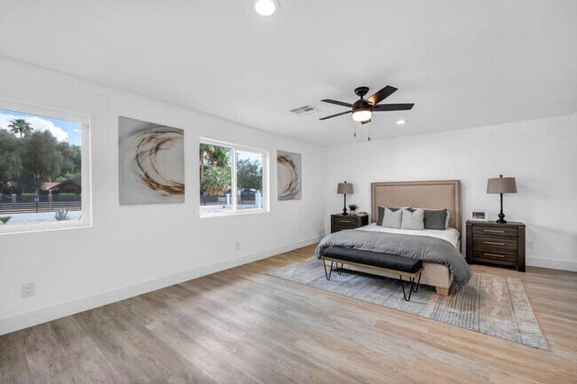 Building Photo - Meticulously renovated single-story contem...