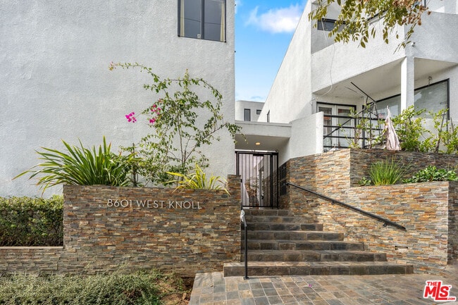 Building Photo - 8601 W Knl Dr