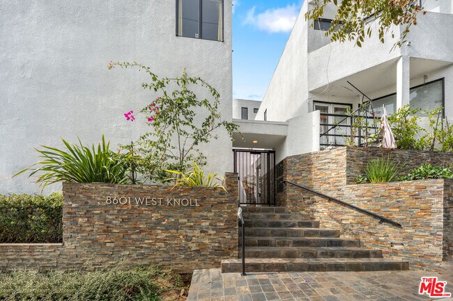 Building Photo - 8601 West Knoll Dr