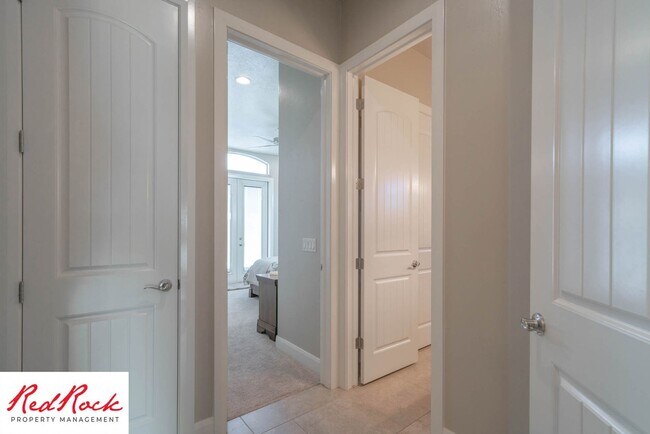 Building Photo - Stunning 2 Bedroom Fully Furnished Home. Community Pool & Mini Golf!
