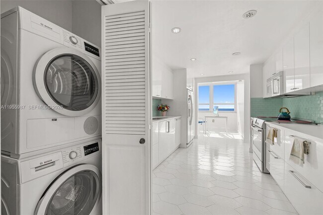 Building Photo - 1 Grove Isle Dr