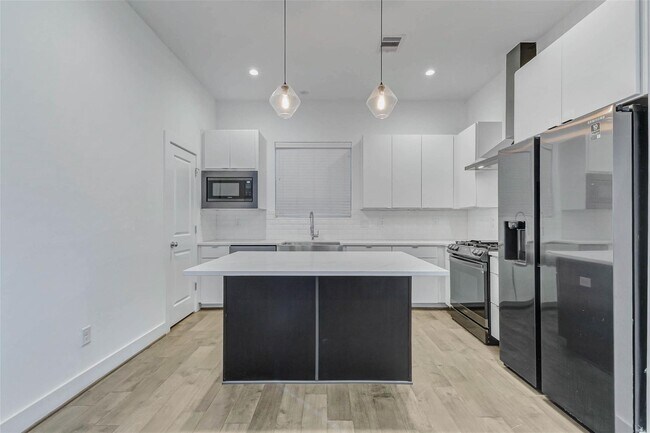 Building Photo - 5859 Dolores St