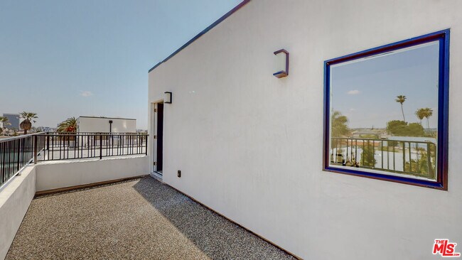 Building Photo - 4462 W Maplewood Ave