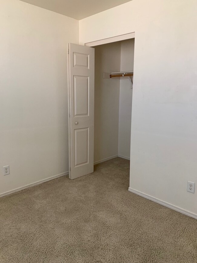 Building Photo - 2 Bedroom 1 Bathroom Unit in 8 Plex