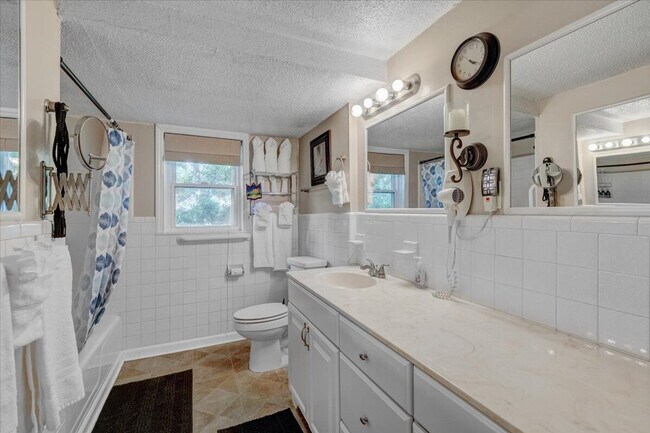 Building Photo - 102A White Oak Dr