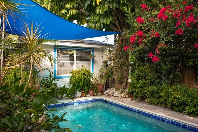 Building Photo - 3 Bedroom 1 bath and 2 half Baths with a g...