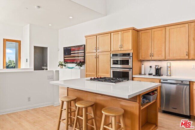 Building Photo - 502 Rosecrans Ave