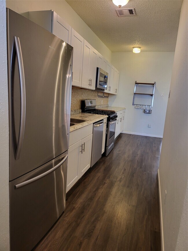 Building Photo - 1226 W Gray St