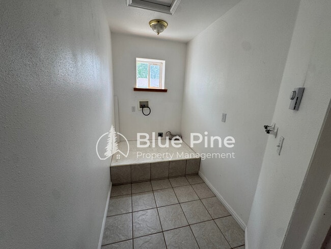 Building Photo - 3535 Spring Creek Dr