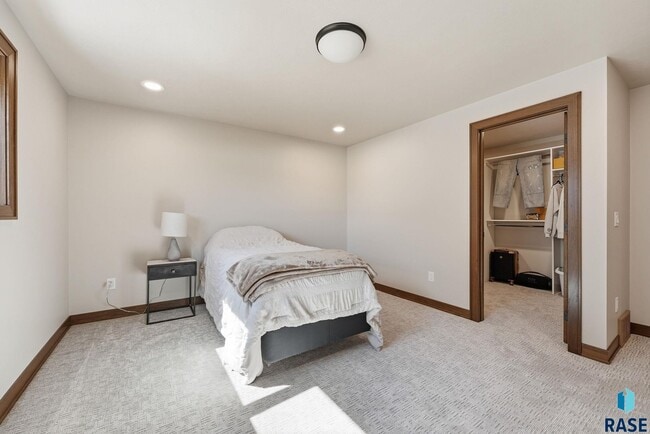 Building Photo - 2701 W Oak Hill Dr