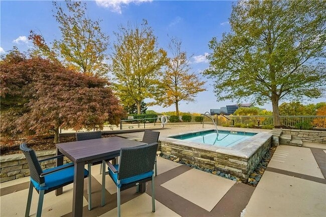 Building Photo - 1 bdrm, 1 bath condo with large private patio. Pool and gym on site!