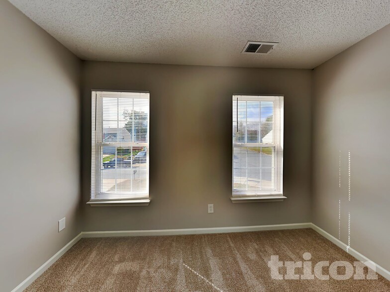 Building Photo - 5920 Shining Oak Ln