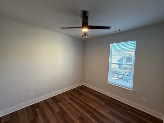 Building Photo - 1043 S Laramie Hts