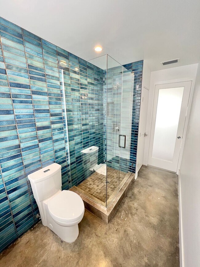 Building Photo - Private 16th-Floor Oceanview Residence with Belmont Pier Views