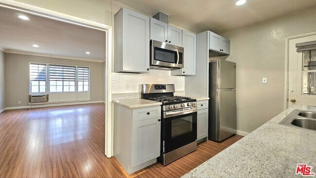 Building Photo - 1020 S Norton Ave