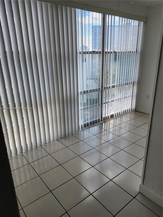 Building Photo - 2 bedroom in Sunny Isles Beach FL 33160