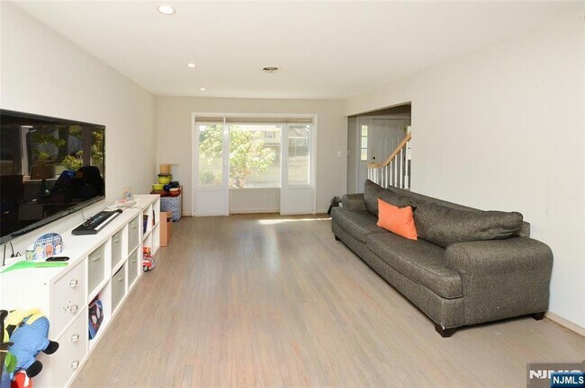 Building Photo - 5-15 Dorothy Street Unit 1X