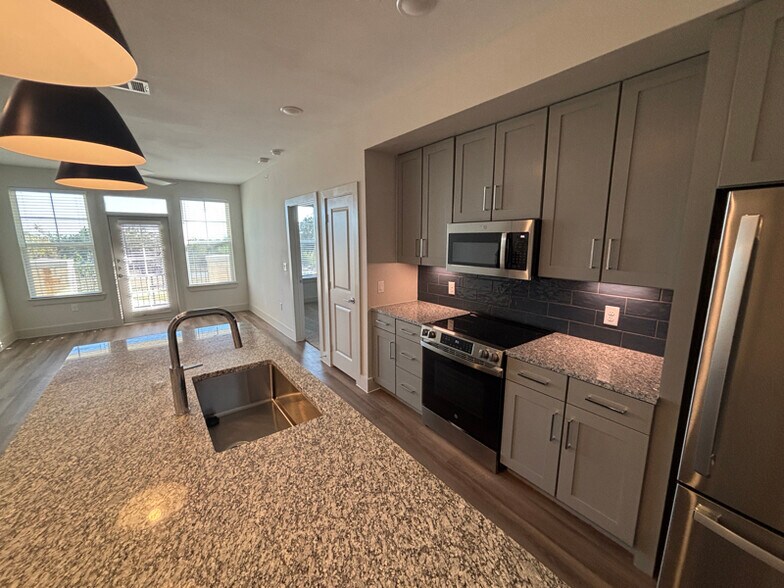 Primary Photo - 216 Flint Rdg Rd