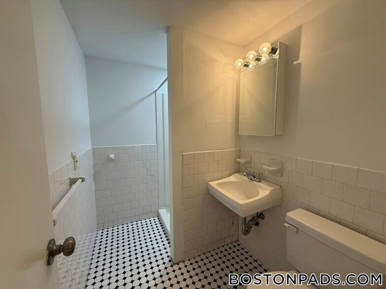 Building Photo - 20 Hubbard Park Rd