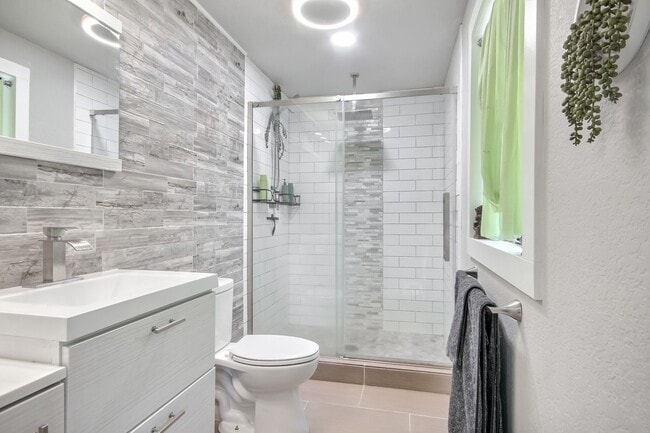 Building Photo - Stunning Home in Lake Stevens