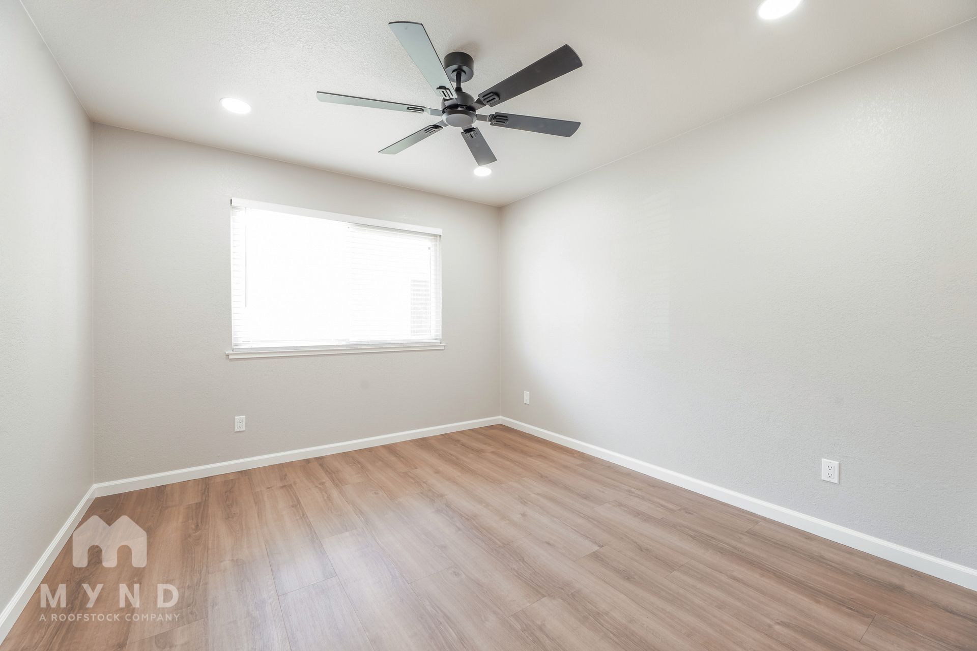 Building Photo - 905 Carro Dr
