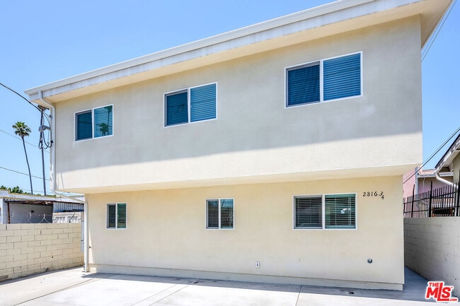 Building Photo - 2816 3/4-2814 W Jefferson Blvd