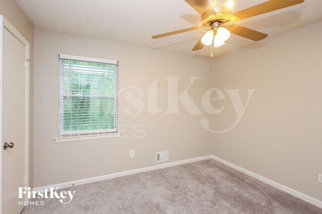 Building Photo - 3800 Charlotte Dr