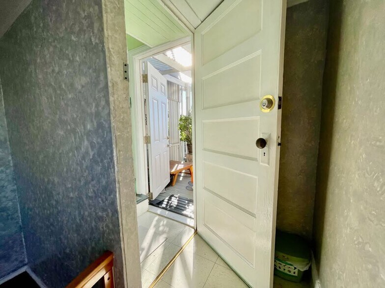 Building Photo - 475 Newton Ave