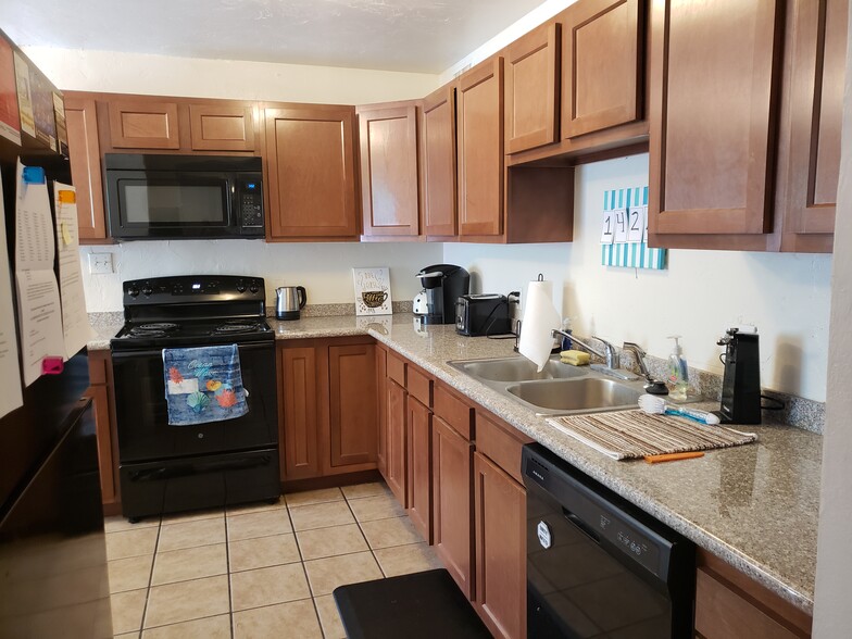 Granite Kitchen - 1422 E Elm St