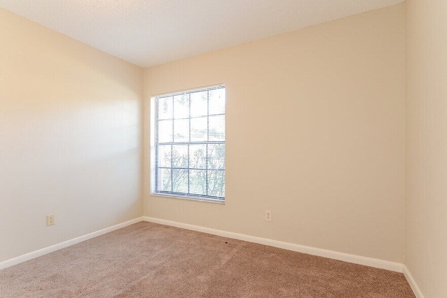 Building Photo - 16536 Lake Dr