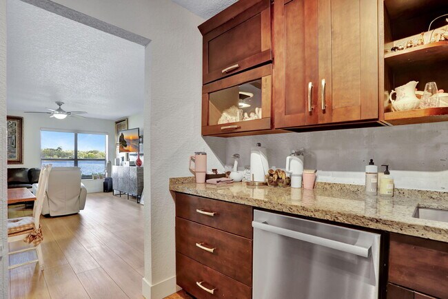 Building Photo - 2850 Carambola Cir S