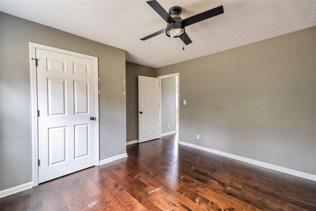 Building Photo - 2426 Lewisburg Rd